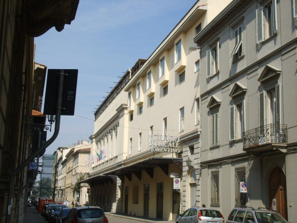 L'ingresso del vecchio teatro in Corso Italia a Firenze