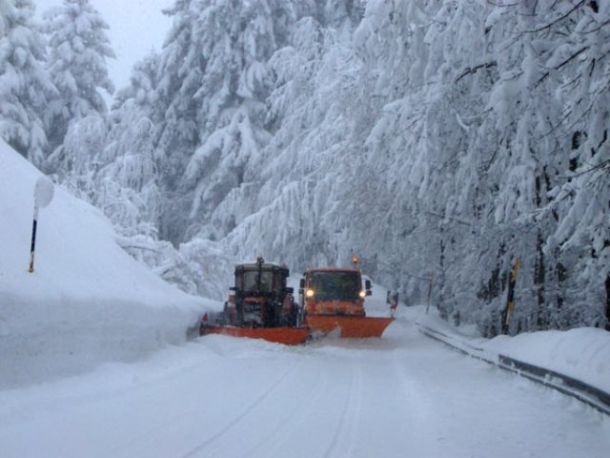 Neve in Alto Casentino con mezzi spalaneve in azione