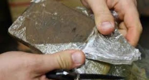 Minorenne spaccia hashish a scuola