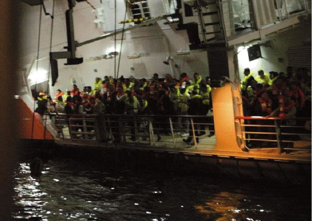 Passeggeri in attesa di essere tratti in salvo dalla Concordia