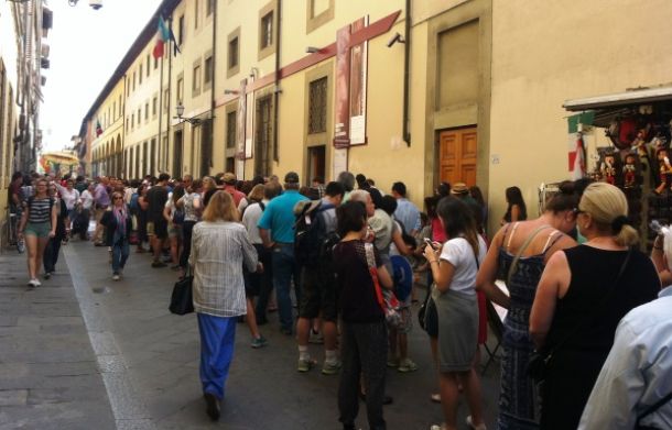 San Giovanni, turisti in coda per il David alla Galleria dell'Accademia