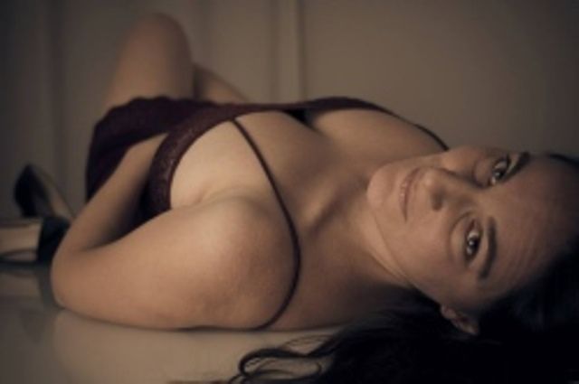 Sarah Ton, 32 anni, si spoglia al Tg