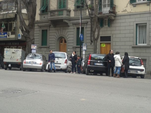 La fermata "incriminata" di viale Giannotti, davanti al circolo Vie Nuove: gli utenti sono obbligati ad attendere il bus quasi in mezzo alla strada con grandi rischi per la loro incolumità