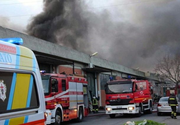 Incendio capannone cinese a Prato