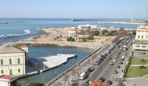 Un tratto del lungomare di Livorno nei pressi della terrazza Mascagni