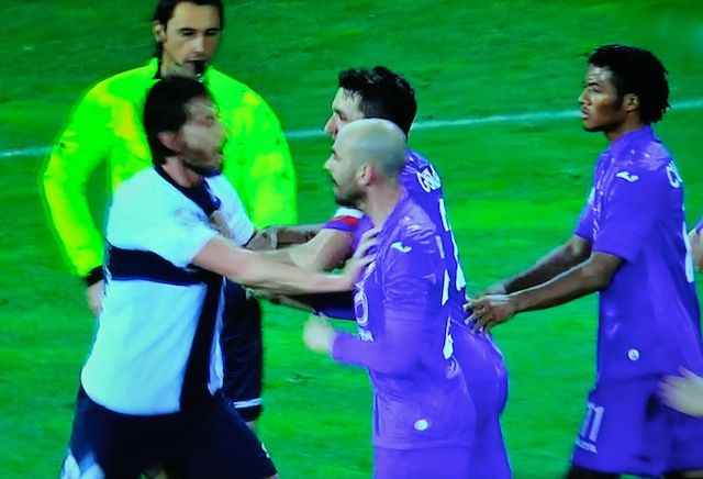 Munari spinge Borja Valero: l'arbitro li espelle entrambi