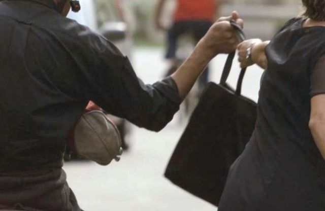 Arrestato dalla Polizia dopo aver scippato un'anziana che, cadendo, si è rotta la spalla