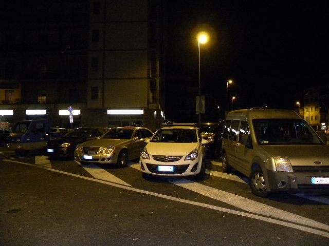 Piazza Batoni, macchine in divieto in mezzo alla strada