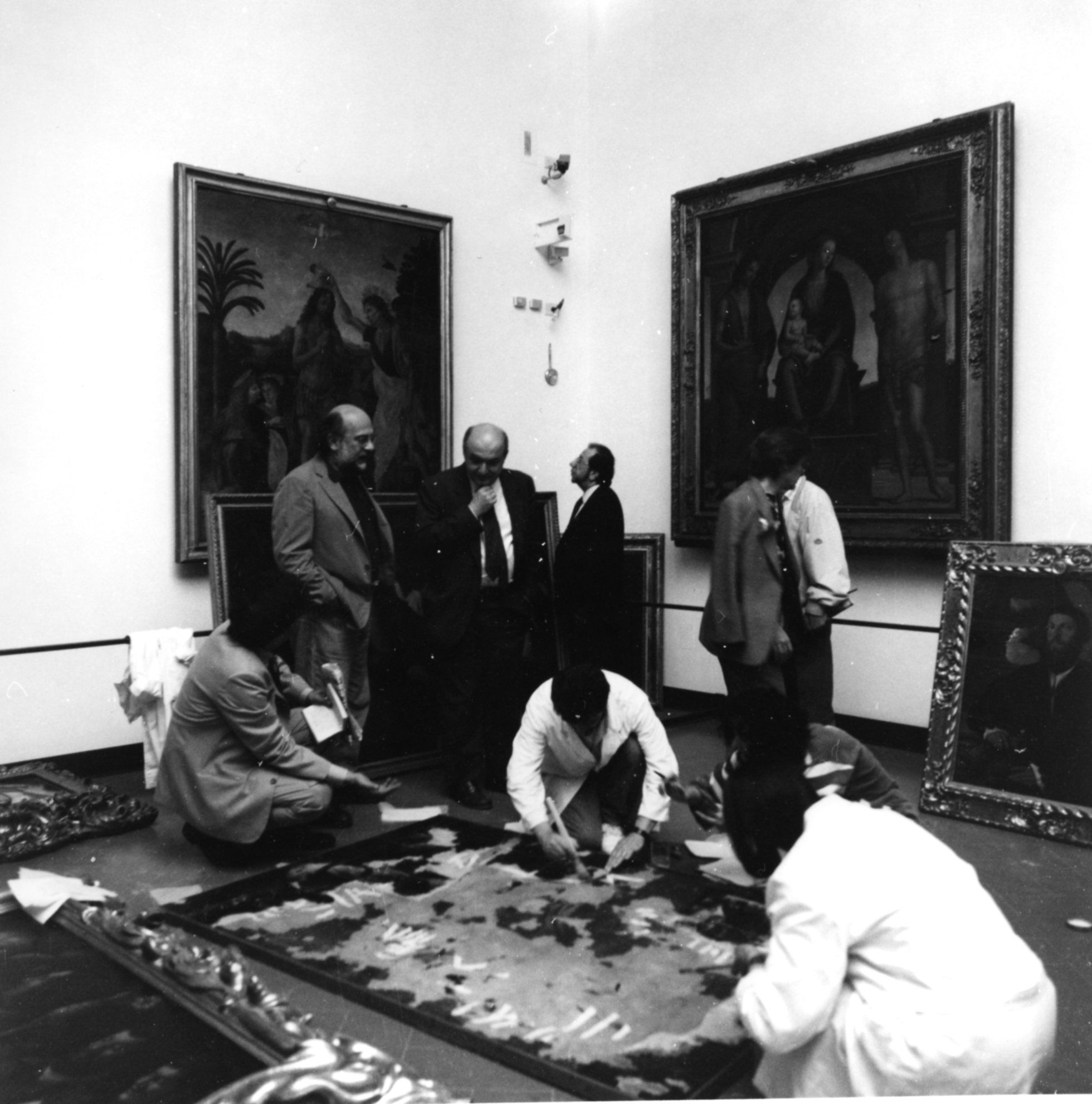 Nella Sala 15 degli Uffizi (di L eonardo da Vinci) il Soprintendente Antonio Paolucci assiste ai primi interventi dei restauratori sulle opere danneggiate.