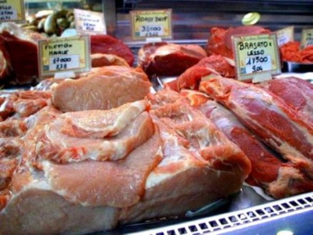 Polemiche per la trovata pubblicitaria di una macelleria livornese