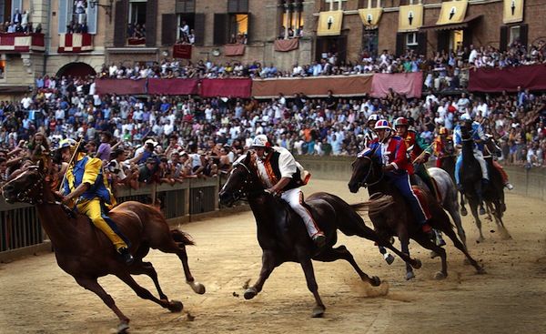 Il Palio di Siena in una foto d'archivio