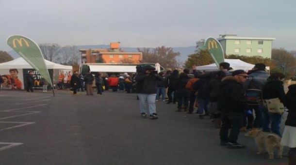 In fila al freddo per un posto di lavoro al fast food