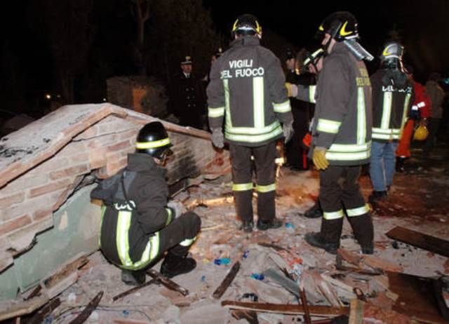 L'intervento dei Vigili del Fuoco per il tetto crollato nel centro di Arezzo