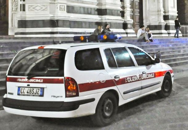 Una pattuglia della Polizia municipale in servizio notturno