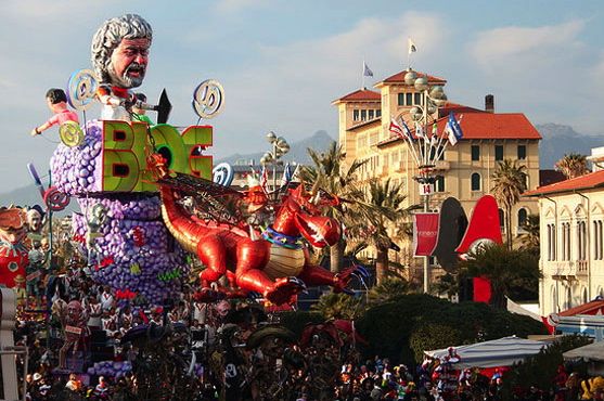 La sfilata dei carri sulla passeggiata di Viareggio