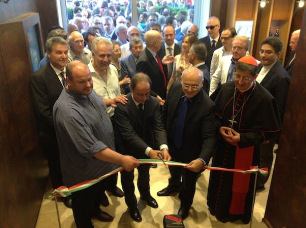 Il prefetto Luigi Varratta taglia il nastro inaugurale