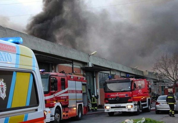 Incendio capannone cinese a Prato