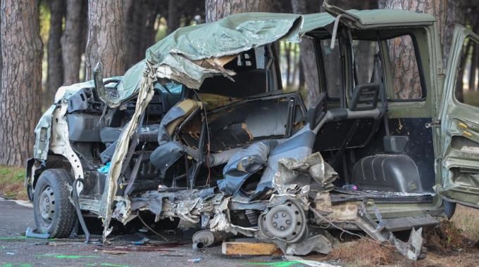 Il furgone militare distrutto nell'impatto con il tir a Pisa, morti i due parà