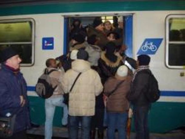 Pendolari che affollano un treno regionale in Toscana