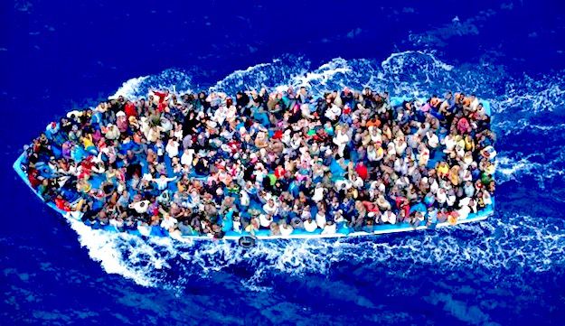 Un'imbarcazione carica di migranti