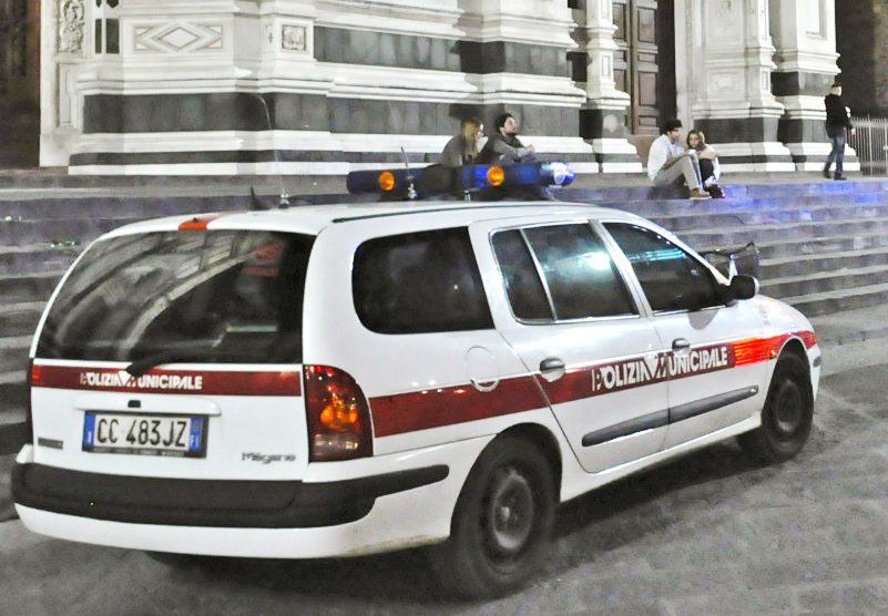 Una pattuglia della Polizia municipale in servizio notturno