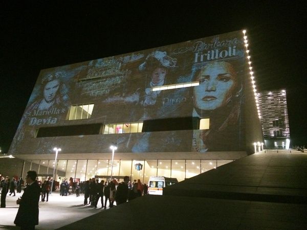 Il nuovo teatro dell'opera di Firenze nella serata di inaugurazione, sabato 10 maggio