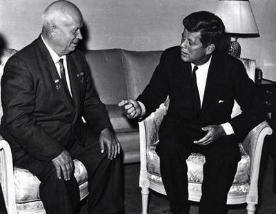 Il premier sovietico Nikita Krusciov e il presidente Kennedy