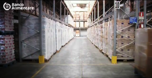 Uno dei magazzini del Banco alimentare