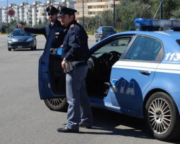 Fuggono all'alt della Polizia e tentano di investire agente