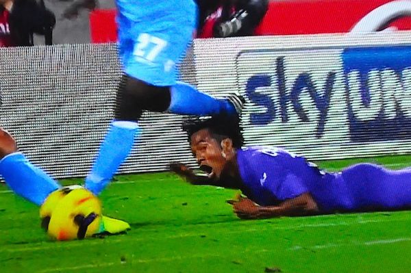 Cuadrado a terra dopo lo sgambetto di Inler