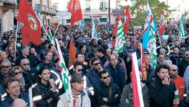 n momento della grande manifestazione pro-Lucchini a Piombino