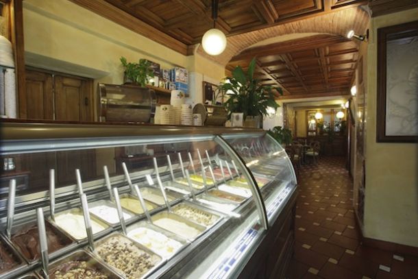 L'interno della nota gelateria Vivoli