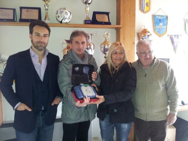 L'associazione Niccotestini ha donato oggi un defibrillatore al C.s Porta Romana Calcio