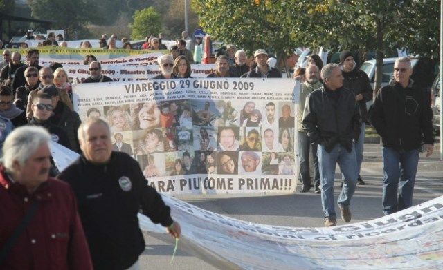 Il corteo dei familiari delle vittime al processo a Lucca