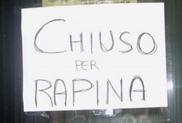 Il rapinatore si è dato alla fuga a bordo di uno scooter guidato da un complice