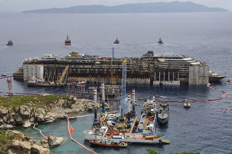 Il cantiere all'isola del Giglio durante le fasi di raddrizzamento della Costa Concordia