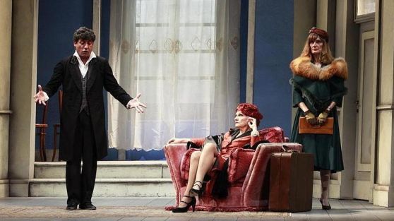 Una scena di «Sarto per signora» con Solfrizzi, che apre la stagione