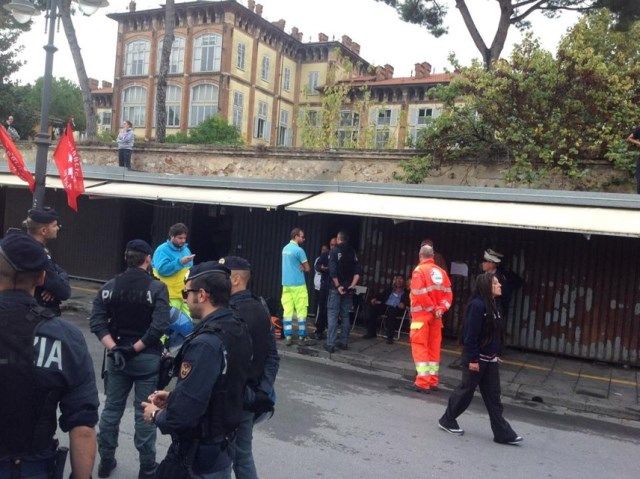 Alcune fasi dello sgombero delle bancarelle a Pisa