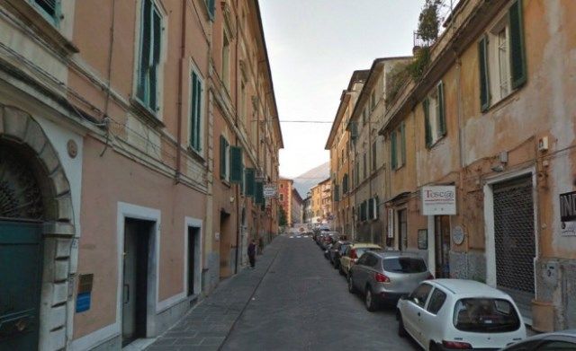 Una delle vie a Massa dove è avvenuto l'agguato a coltellate