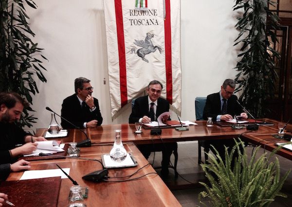 Il momento della firma al protocollo d'intesa fra Enrico Rossi ed i rappresentanti di imprese e sindacati