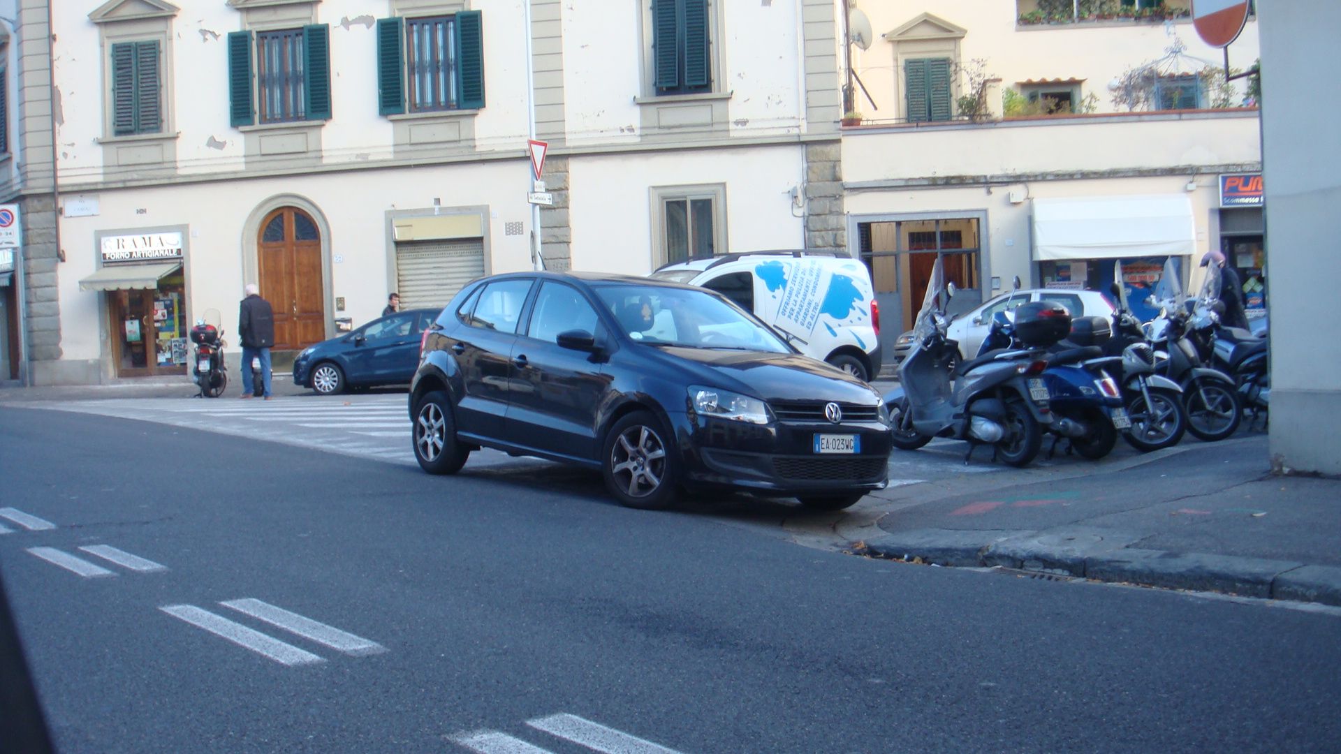 Incrocio tra via Marconi e via Cairoli