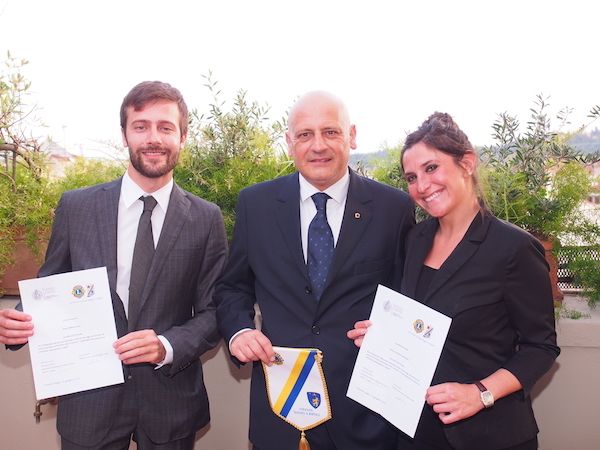 I due giovani vincitori, Andrea Cocci e Martina Milanesi, con il presidente del Lions Firenze-Bagno a Ripoli Carlo Sarra