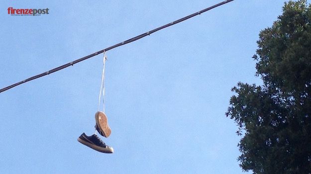«Shoefiti» a Firenze in via di Barbano