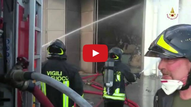Vigili del Fuoco impegnati sul rogo di Prato