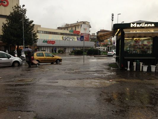 Slargo di via Cecioni ridotto a colabrodo