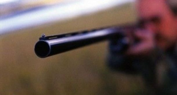 Beccato mentre spara ad una lepre dall'auto