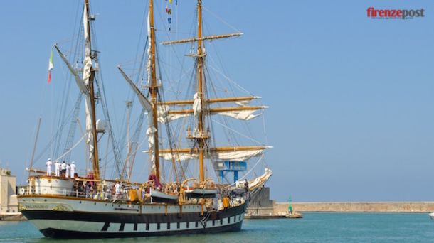 Nave Palinuro sta lasciando il porto di Livorno