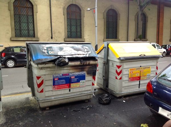 Il cassonetto bruciato stanotte in viale Duca degli Abruzzi