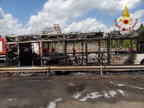 L'autobus incendiato in via Aretina a Firenze