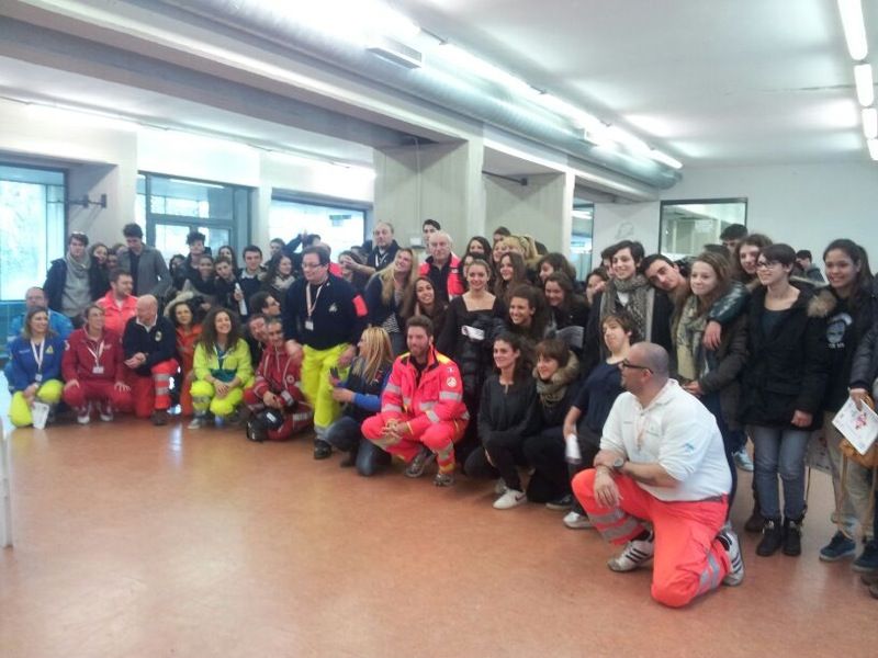 Giornata importante, oggi, per il progetto "Firenze ci sta a cuore" che cerca di insegnare ai ragazzi delle scuole superiori della città la rianimazione cardiopolmonare